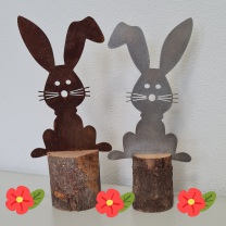 Osternhase auf Stamm aus Cortenstahl oder Edelstahl